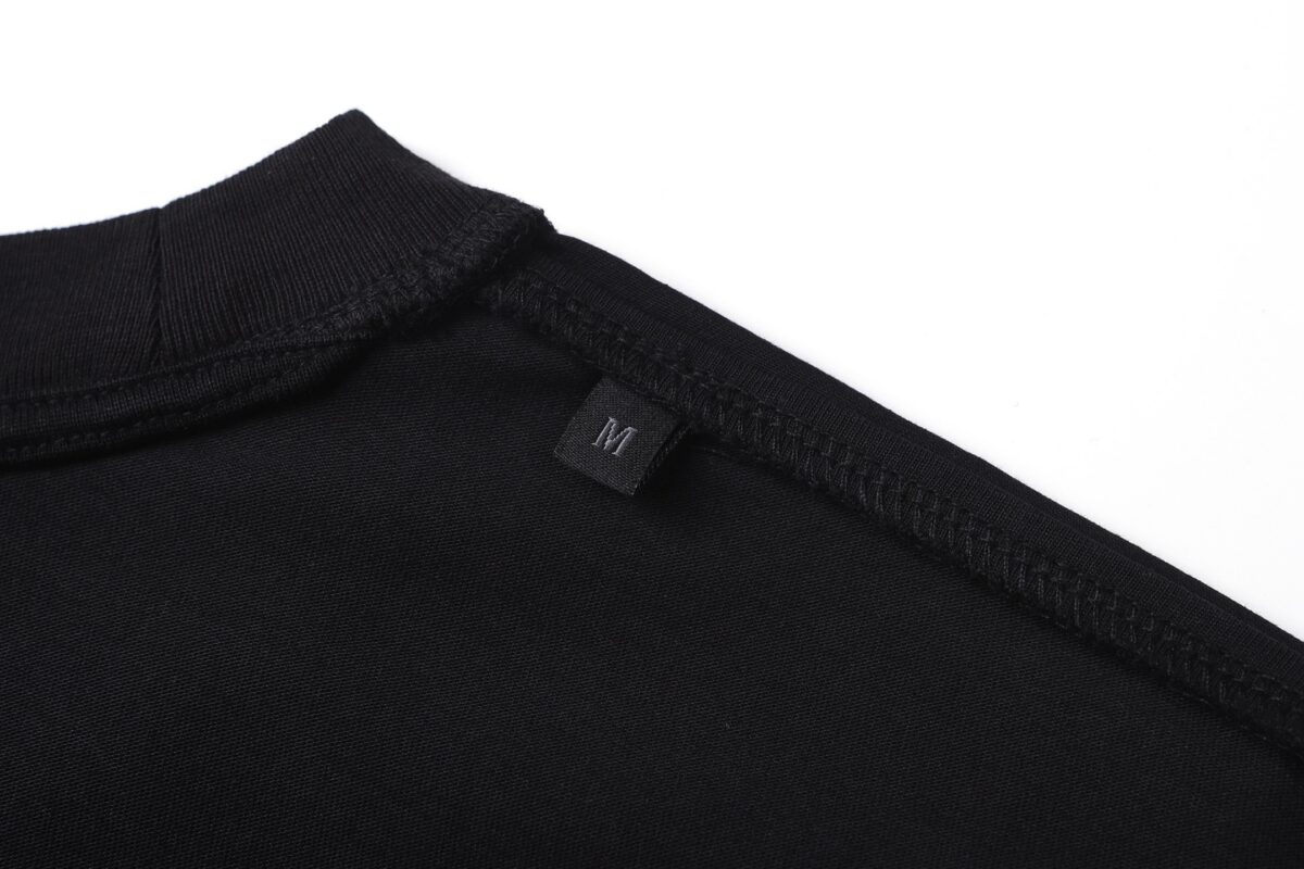 P75 MONCLER/蒙口26SS字母LOGO标识印花模糊感短袖T恤 ●正品4286购入开发 ●100%全棉冰纱棉180克 ●1*1全棉精梳棉罗纹260克 ●面料酵洗 ●数码直喷 ●定制1：1袖标 ●定制1：1商标 ●宽松版型 ●尺码：S M L XL