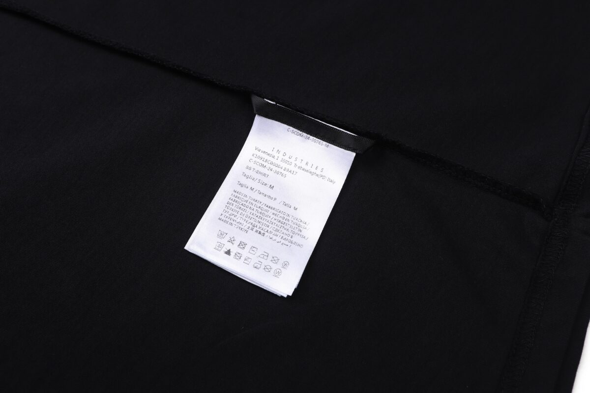 P75 MONCLER/蒙口26SS字母LOGO标识印花模糊感短袖T恤 ●正品4286购入开发 ●100%全棉冰纱棉180克 ●1*1全棉精梳棉罗纹260克 ●面料酵洗 ●数码直喷 ●定制1：1袖标 ●定制1：1商标 ●宽松版型 ●尺码：S M L XL