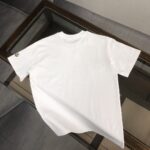 weigou_227478_6_3f3474b84e P75 💥 蒙口 夏季新款圆领短袖T恤!270克重磅高端纯棉面料,手感质感都极完美!修身裁剪设计干净利落!时尚又好看!走线做工非常精致!版型效果超赞!而且透气性能超强!任何年龄阶段都可轻松驾驭,男士衣橱里必备的单品。 颜色: 米白 黑色 码数:M-3XL (下单请报身高体重)
