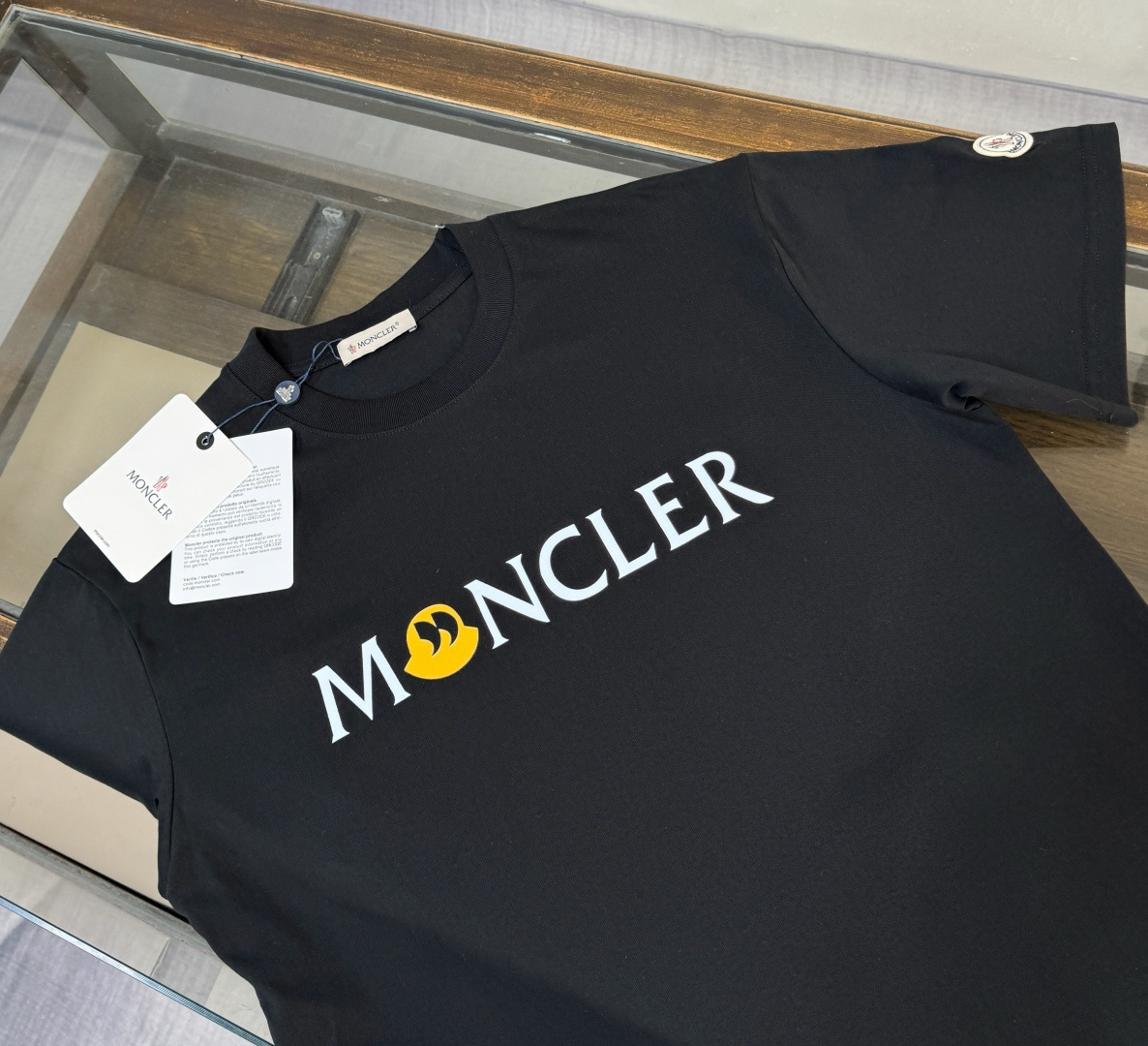 P75 A🍀MON*CLER 蒙口 26ss夏季新款时尚圆领短袖T恤 男女同款✅高标准定制，上身非常有型～定制240克超舒适全棉面料，质感非常细腻，整体的触感舒适，亲肤效果也是极佳。且版型方面也是完美穿搭效果，完美的符合各种穿搭场合的所需。极为非凡，档次与魅力更是极为的出色亮眼，更能够彰显品牌规格与你对于时尚的追求！！ color：黑色 白色 size：M-XXXL