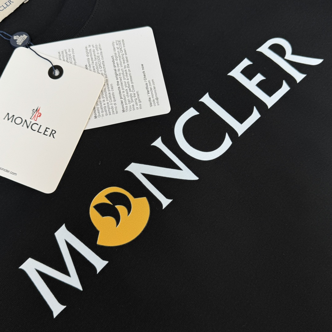 P75 A🍀MON*CLER 蒙口 26ss夏季新款时尚圆领短袖T恤 男女同款✅高标准定制，上身非常有型～定制240克超舒适全棉面料，质感非常细腻，整体的触感舒适，亲肤效果也是极佳。且版型方面也是完美穿搭效果，完美的符合各种穿搭场合的所需。极为非凡，档次与魅力更是极为的出色亮眼，更能够彰显品牌规格与你对于时尚的追求！！ color：黑色 白色 size：M-XXXL