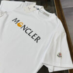 P75 🍀MON*CLER 蒙口 26ss夏季新款时尚圆领短袖T恤 男女同款✅高标准定制，上身非常有型～定制240克超舒适全棉面料，质感非常细腻，整体的触感舒适，亲肤效果也是极佳。且版型方面也是完美穿搭效果，完美的符合各种穿搭场合的所需。极为非凡，档次与魅力更是极为的出色亮眼，更能够彰显品牌规格与你对于时尚的追求！！ color：黑色 白色 size：M-XXXL