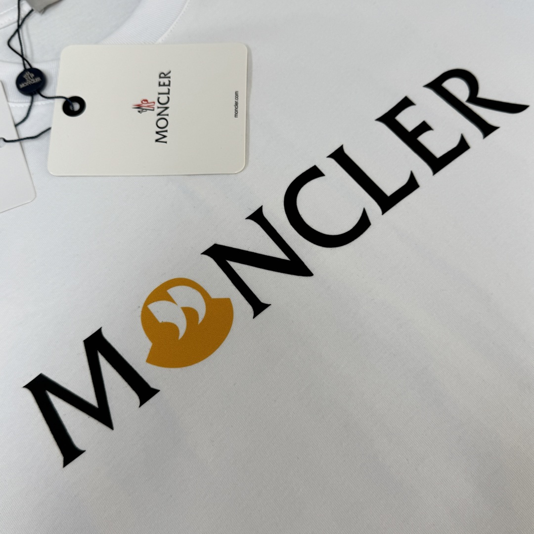 P75 🍀MON*CLER 蒙口 26ss夏季新款时尚圆领短袖T恤 男女同款✅高标准定制，上身非常有型～定制240克超舒适全棉面料，质感非常细腻，整体的触感舒适，亲肤效果也是极佳。且版型方面也是完美穿搭效果，完美的符合各种穿搭场合的所需。极为非凡，档次与魅力更是极为的出色亮眼，更能够彰显品牌规格与你对于时尚的追求！！ color：黑色 白色 size：M-XXXL