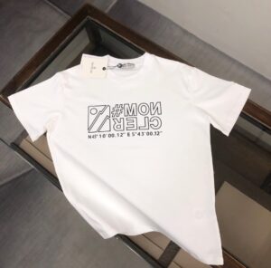 P75 MONCLER 蒙口 26SS最新款情侣款短袖T恤～特色字母印花设计～面料上身舒适透气，不僵硬，修身的剪裁，采用高定定制纯棉面料！上身舒适有型，内搭单穿都完全没问题，时尚潮人必备！！！ 颜色：黑色 白色 码数：M-XXXL