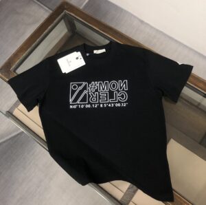 P75 MONCLER 蒙口 26SS最新款情侣款短袖T恤～特色字母印花设计～面料上身舒适透气，不僵硬，修身的剪裁，采用高定定制纯棉面料！上身舒适有型，内搭单穿都完全没问题，时尚潮人必备！！！ 颜色：黑色 白色 码数：M-XXXL