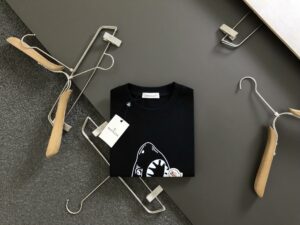 P75 Mon**阔版版型M-XXXL 顶级黑白字母贴鲨鱼圆领短袖，精致工艺专柜面料，顶级元素融合打造，经典短袖3标齐全，潮男时尚，无论是上身舒适度还是都是无可比拟的存在，可以说是夏日