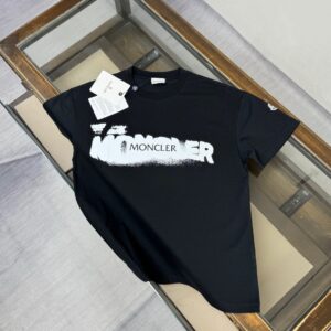 P75 💥 MON*CLER 蒙口 最新款情侣款品牌logo印花圆领短袖 情侣T恤 春夏新品 高品质 🔥🔥时尚百搭潮款 定制进口面料 ！穿着舒适 透气 时尚不失个性 上身休闲随性 帅气有型 彰显大牌气质！！ 颜色：黑色 白色 尺码：M-3XL (下单请报身高体重)