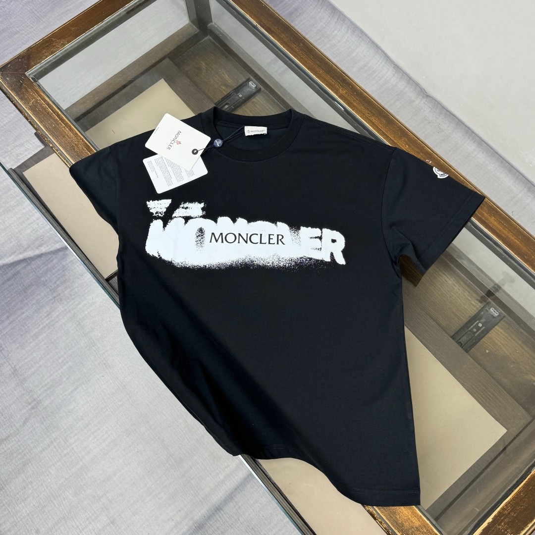 weigou_227579_0_7551c38dd1 P75 💥 MON*CLER 蒙口 最新款情侣款品牌logo印花圆领短袖 情侣T恤 春夏新品 高品质 🔥🔥时尚百搭潮款 定制进口面料 !穿着舒适 透气 时尚不失个性 上身休闲随性 帅气有型 彰显大牌气质!! 颜色:黑色 白色 尺码:M-3XL (下单请报身高体重)