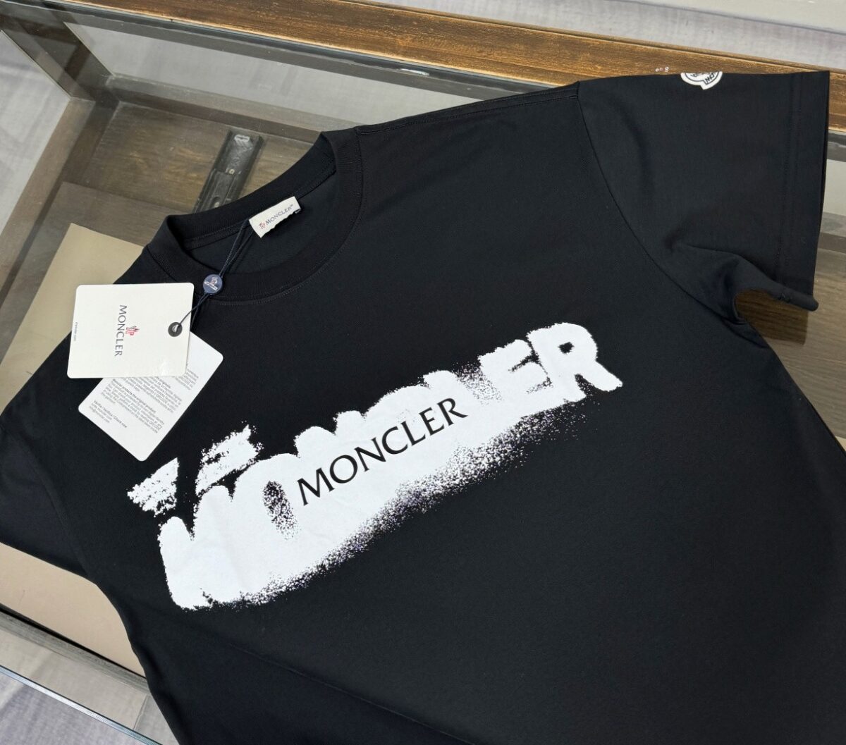 weigou_227579_2_94d10342d5 P75 💥 MON*CLER 蒙口 最新款情侣款品牌logo印花圆领短袖 情侣T恤 春夏新品 高品质 🔥🔥时尚百搭潮款 定制进口面料 !穿着舒适 透气 时尚不失个性 上身休闲随性 帅气有型 彰显大牌气质!! 颜色:黑色 白色 尺码:M-3XL (下单请报身高体重)