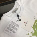 P75 MONCLER 蒙口 26SS最新款情侣款短袖T恤～彩喷印花logo设计～面料上身舒适透气，不僵硬，修身的剪裁，采用高定定制纯棉面料！上身舒适有型，内搭单穿都完全没问题，时尚潮人必备！！！ 颜色：黑色 白色 码数：M-XXXL