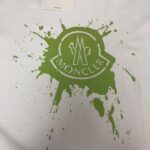 P75 MONCLER 蒙口 26SS最新款情侣款短袖T恤～彩喷印花logo设计～面料上身舒适透气，不僵硬，修身的剪裁，采用高定定制纯棉面料！上身舒适有型，内搭单穿都完全没问题，时尚潮人必备！！！ 颜色：黑色 白色 码数：M-XXXL