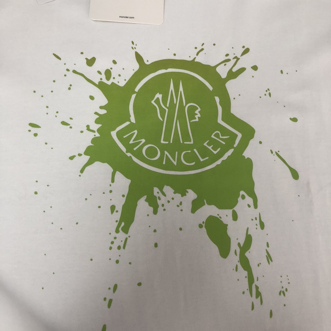 P75 MONCLER 蒙口 26SS最新款情侣款短袖T恤～彩喷印花logo设计～面料上身舒适透气，不僵硬，修身的剪裁，采用高定定制纯棉面料！上身舒适有型，内搭单穿都完全没问题，时尚潮人必备！！！ 颜色：黑色 白色 码数：M-XXXL