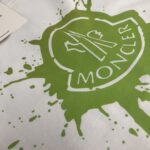 P75 MONCLER 蒙口 26SS最新款情侣款短袖T恤～彩喷印花logo设计～面料上身舒适透气，不僵硬，修身的剪裁，采用高定定制纯棉面料！上身舒适有型，内搭单穿都完全没问题，时尚潮人必备！！！ 颜色：黑色 白色 码数：M-XXXL