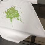 P75 MONCLER 蒙口 26SS最新款情侣款短袖T恤～彩喷印花logo设计～面料上身舒适透气，不僵硬，修身的剪裁，采用高定定制纯棉面料！上身舒适有型，内搭单穿都完全没问题，时尚潮人必备！！！ 颜色：黑色 白色 码数：M-XXXL