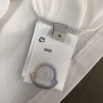 P75 MONCLER 蒙口 26SS最新款情侣款短袖T恤～彩喷印花logo设计～面料上身舒适透气，不僵硬，修身的剪裁，采用高定定制纯棉面料！上身舒适有型，内搭单穿都完全没问题，时尚潮人必备！！！ 颜色：黑色 白色 码数：M-XXXL