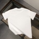 P75 MONCLER 蒙口 26SS最新款情侣款短袖T恤～彩喷印花logo设计～面料上身舒适透气，不僵硬，修身的剪裁，采用高定定制纯棉面料！上身舒适有型，内搭单穿都完全没问题，时尚潮人必备！！！ 颜色：黑色 白色 码数：M-XXXL