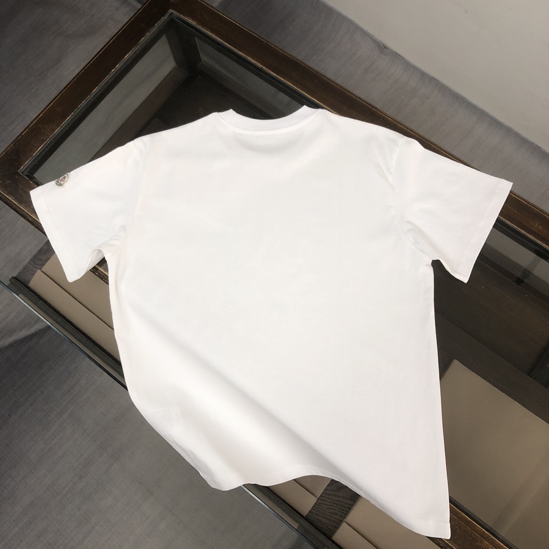 P75 MONCLER 蒙口 26SS最新款情侣款短袖T恤～彩喷印花logo设计～面料上身舒适透气，不僵硬，修身的剪裁，采用高定定制纯棉面料！上身舒适有型，内搭单穿都完全没问题，时尚潮人必备！！！ 颜色：黑色 白色 码数：M-XXXL