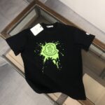 P75 MONCLER 蒙口 26SS最新款情侣款短袖T恤～彩喷印花logo设计～面料上身舒适透气，不僵硬，修身的剪裁，采用高定定制纯棉面料！上身舒适有型，内搭单穿都完全没问题，时尚潮人必备！！！ 颜色：黑色 白色 码数：M-XXXL