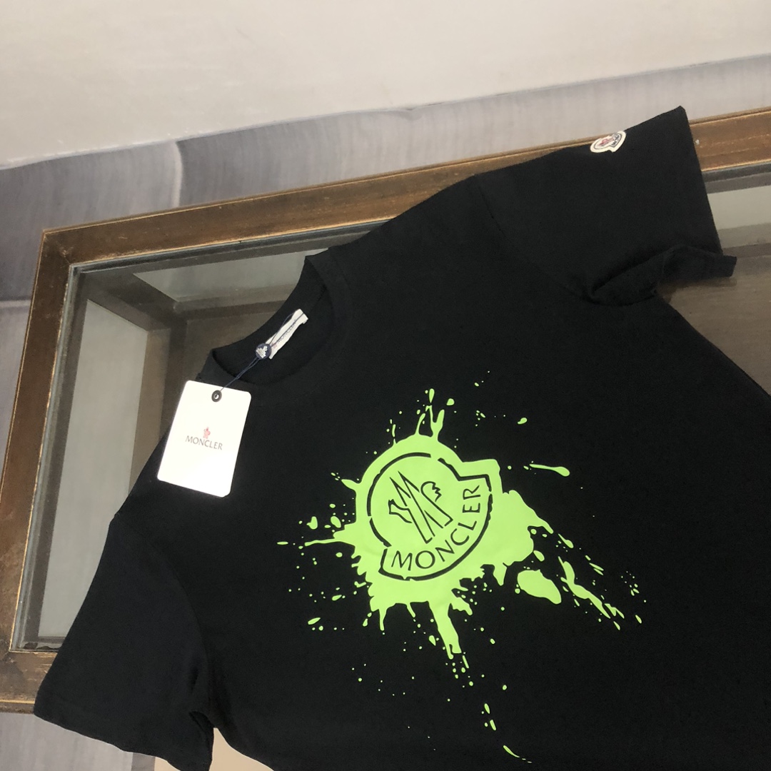 P75 MONCLER 蒙口 26SS最新款情侣款短袖T恤～彩喷印花logo设计～面料上身舒适透气，不僵硬，修身的剪裁，采用高定定制纯棉面料！上身舒适有型，内搭单穿都完全没问题，时尚潮人必备！！！ 颜色：黑色 白色 码数：M-XXXL