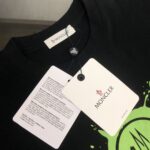 P75 MONCLER 蒙口 26SS最新款情侣款短袖T恤～彩喷印花logo设计～面料上身舒适透气，不僵硬，修身的剪裁，采用高定定制纯棉面料！上身舒适有型，内搭单穿都完全没问题，时尚潮人必备！！！ 颜色：黑色 白色 码数：M-XXXL