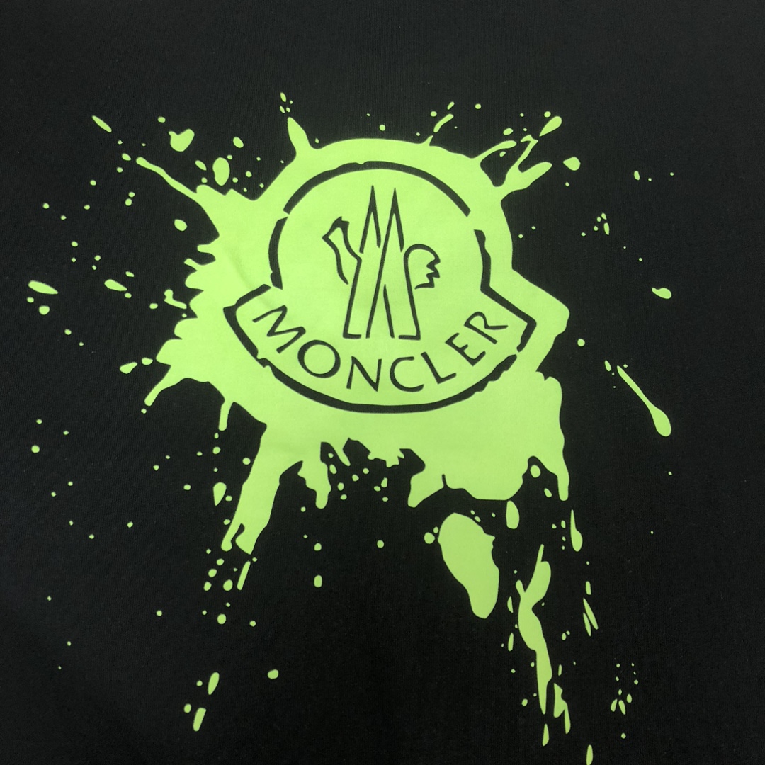 P75 MONCLER 蒙口 26SS最新款情侣款短袖T恤～彩喷印花logo设计～面料上身舒适透气，不僵硬，修身的剪裁，采用高定定制纯棉面料！上身舒适有型，内搭单穿都完全没问题，时尚潮人必备！！！ 颜色：黑色 白色 码数：M-XXXL