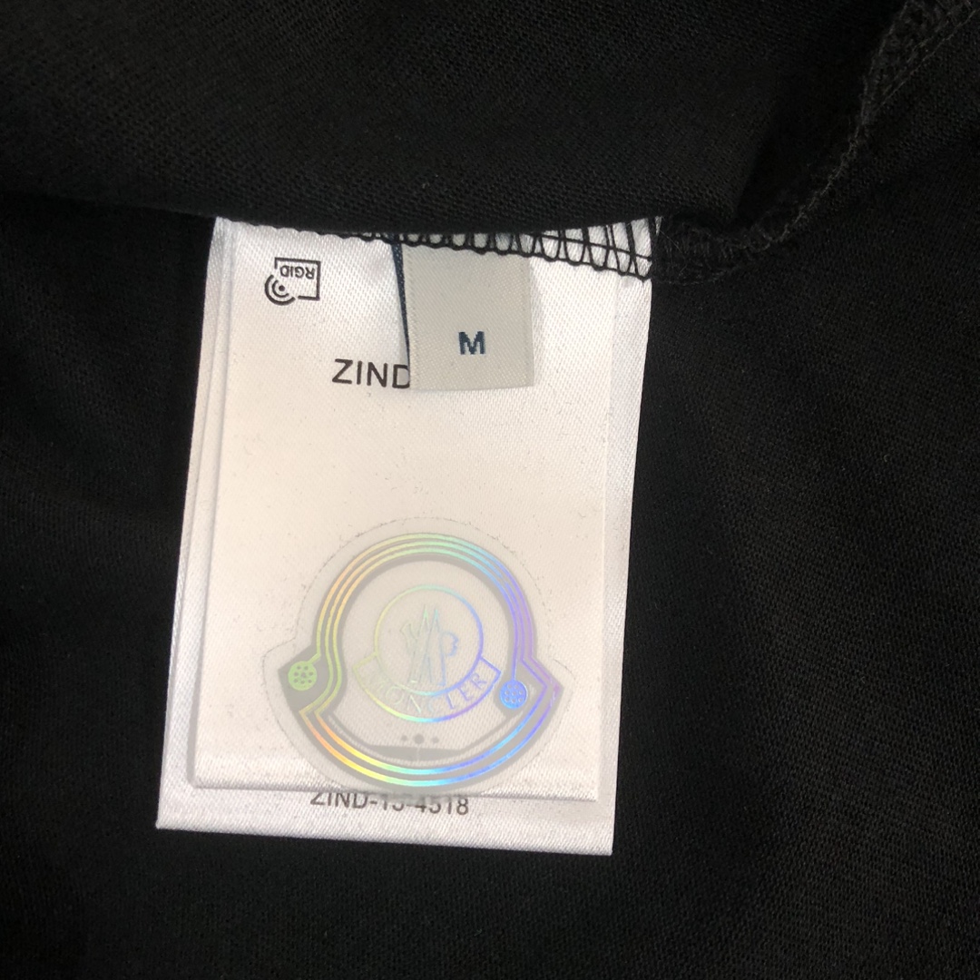 P75 MONCLER 蒙口 26SS最新款情侣款短袖T恤～彩喷印花logo设计～面料上身舒适透气，不僵硬，修身的剪裁，采用高定定制纯棉面料！上身舒适有型，内搭单穿都完全没问题，时尚潮人必备！！！ 颜色：黑色 白色 码数：M-XXXL