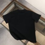 P75 MONCLER 蒙口 26SS最新款情侣款短袖T恤～彩喷印花logo设计～面料上身舒适透气，不僵硬，修身的剪裁，采用高定定制纯棉面料！上身舒适有型，内搭单穿都完全没问题，时尚潮人必备！！！ 颜色：黑色 白色 码数：M-XXXL