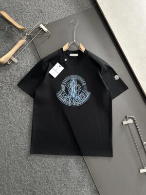 P75 MON 2025SS春夏最新款圆领时尚短袖T恤，官网同步，专柜纯棉面料！贴肤舒适，耐看又好穿，经典简约logo设计，原厂工艺一丝不苟，型男必备单品 码数 M-XXXL
