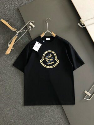 P75 MON 2025SS春夏最新款圆领时尚短袖T恤，官网同步，专柜纯棉面料！贴肤舒适，耐看又好穿，经典简约logo设计，原厂工艺一丝不苟，型男必备单品 码数M-XXXL
