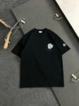 P75 蒙口 2026春夏新款圆领宽松休闲短袖T恤 ，胸前立体个性logo和左袖章仔刺绣 尽显品牌格调。重磅纯棉面料舒适透气 不易变形，做工精美没得说，宽松版型随意自在，休闲百搭不挑人。 颜色：黑、白 面料：100%棉 码数：M-XXXL