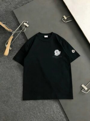 P75 蒙口 2026春夏新款圆领宽松休闲短袖T恤 ，胸前立体个性logo和左袖章仔刺绣 尽显品牌格调。重磅纯棉面料舒适透气 不易变形，做工精美没得说，宽松版型随意自在，休闲百搭不挑人。 颜色：黑、白 面料：100%棉 码数：M-XXXL