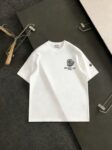 P75 蒙口 2026春夏新款圆领宽松休闲短袖T恤 ，胸前立体个性logo和左袖章仔刺绣 尽显品牌格调。重磅纯棉面料舒适透气 不易变形，做工精美没得说，宽松版型随意自在，休闲百搭不挑人。 颜色：黑、白 面料：100%棉 码数：M-XXXL