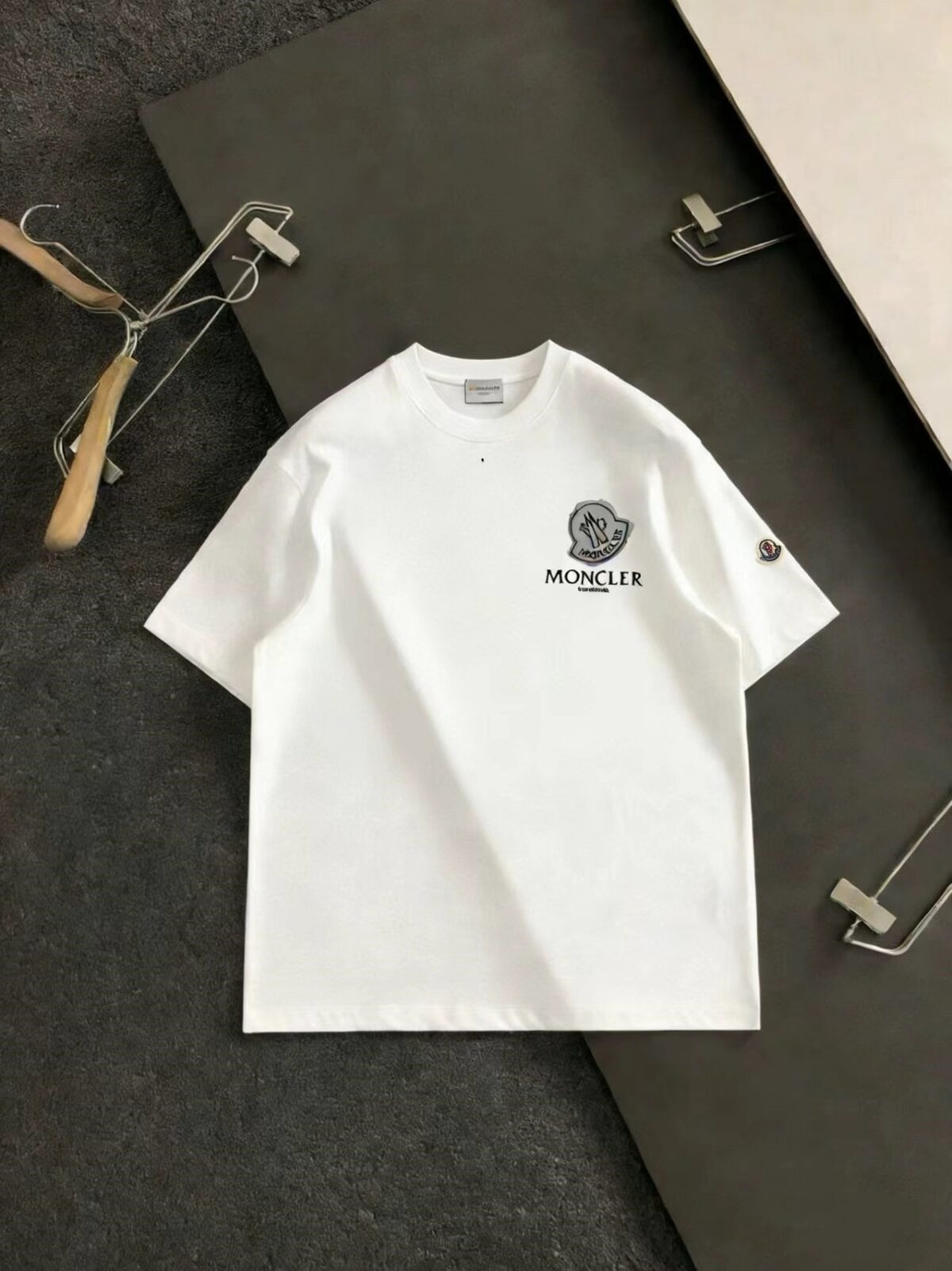 P75 蒙口 2026春夏新款圆领宽松休闲短袖T恤 ，胸前立体个性logo和左袖章仔刺绣 尽显品牌格调。重磅纯棉面料舒适透气 不易变形，做工精美没得说，宽松版型随意自在，休闲百搭不挑人。 颜色：黑、白 面料：100%棉 码数：M-XXXL