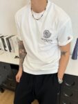 P75 蒙口 2026春夏新款圆领宽松休闲短袖T恤 ，胸前立体个性logo和左袖章仔刺绣 尽显品牌格调。重磅纯棉面料舒适透气 不易变形，做工精美没得说，宽松版型随意自在，休闲百搭不挑人。 颜色：黑、白 面料：100%棉 码数：M-XXXL