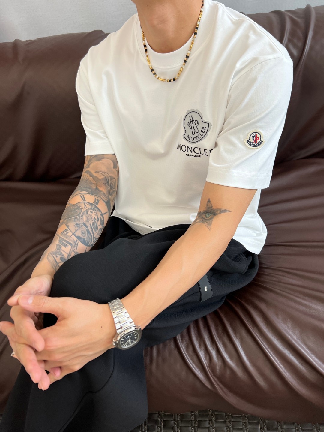 P75 蒙口 2026春夏新款圆领宽松休闲短袖T恤 ，胸前立体个性logo和左袖章仔刺绣 尽显品牌格调。重磅纯棉面料舒适透气 不易变形，做工精美没得说，宽松版型随意自在，休闲百搭不挑人。 颜色：黑、白 面料：100%棉 码数：M-XXXL
