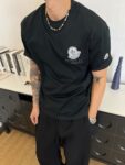 P75 蒙口 2026春夏新款圆领宽松休闲短袖T恤 ，胸前立体个性logo和左袖章仔刺绣 尽显品牌格调。重磅纯棉面料舒适透气 不易变形，做工精美没得说，宽松版型随意自在，休闲百搭不挑人。 颜色：黑、白 面料：100%棉 码数：M-XXXL