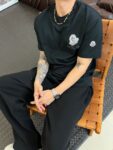 P75 蒙口 2026春夏新款圆领宽松休闲短袖T恤 ，胸前立体个性logo和左袖章仔刺绣 尽显品牌格调。重磅纯棉面料舒适透气 不易变形，做工精美没得说，宽松版型随意自在，休闲百搭不挑人。 颜色：黑、白 面料：100%棉 码数：M-XXXL