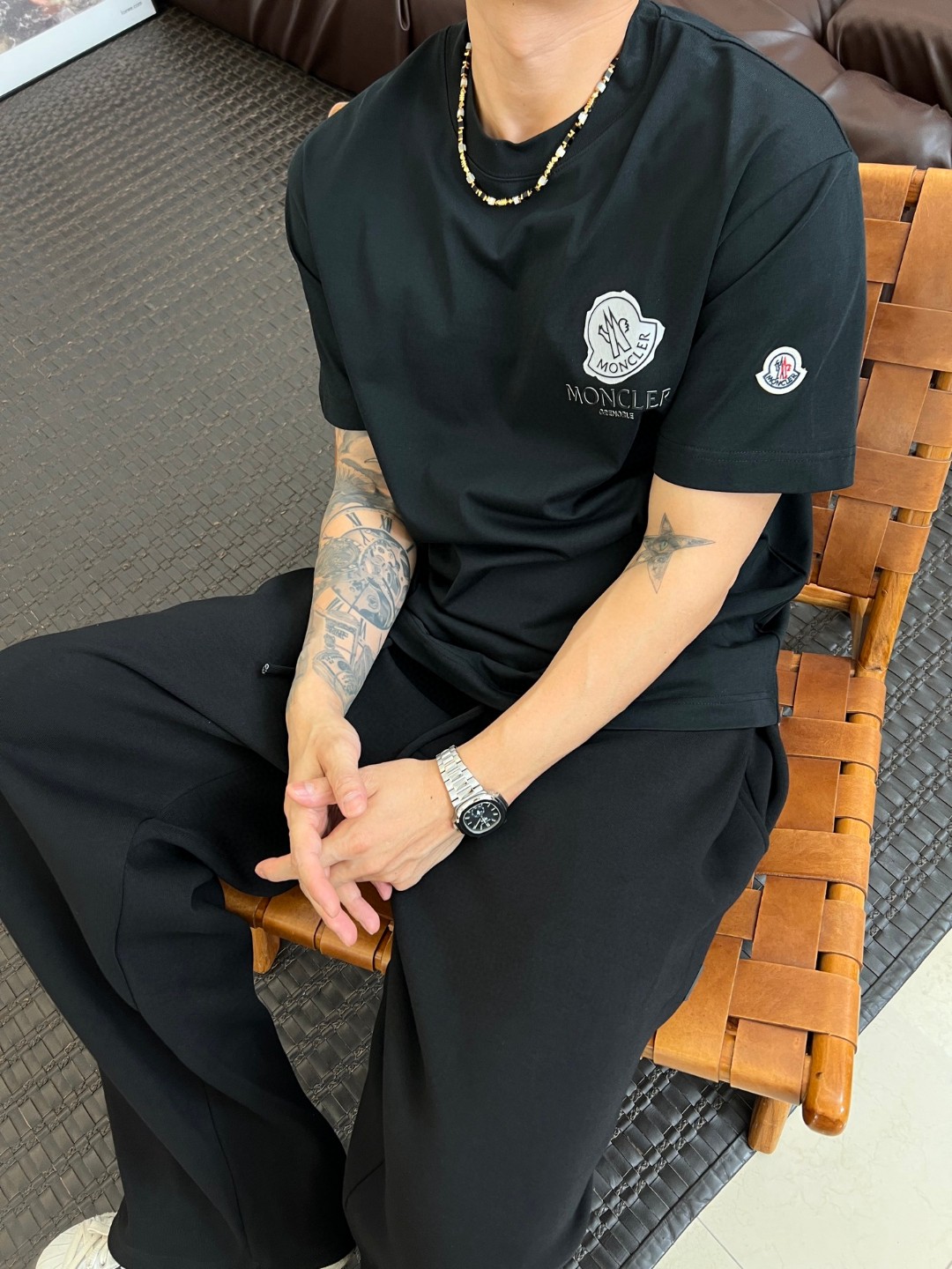 P75 蒙口 2026春夏新款圆领宽松休闲短袖T恤 ，胸前立体个性logo和左袖章仔刺绣 尽显品牌格调。重磅纯棉面料舒适透气 不易变形，做工精美没得说，宽松版型随意自在，休闲百搭不挑人。 颜色：黑、白 面料：100%棉 码数：M-XXXL