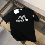 weigou_227723_0_d695150166 P75 💥 MONCLER 蒙口 夏季新款圆领短袖T恤!270克重磅高端纯棉面料,手感质感都极完美!修身裁剪设计干净利落!时尚又好看!走线做工非常精致!版型效果超赞!而且透气性能超强!任何年龄阶段都可轻松驾驭,男士衣橱里必备的单品。 颜色: 米白 黑色 码数:M-3XL (下单请报身高体重)