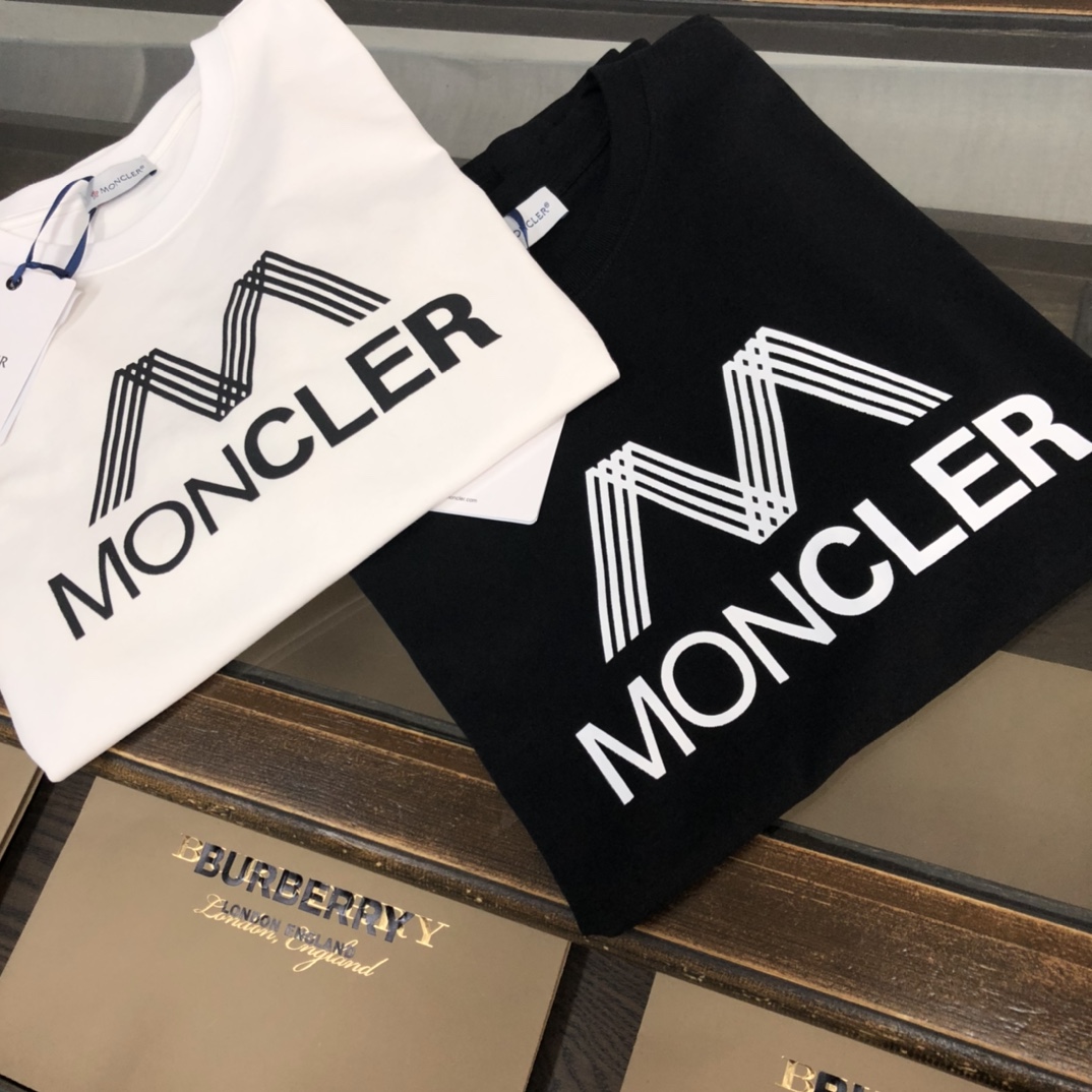 weigou_227723_1_9b16e31454 P75 💥 MONCLER 蒙口 夏季新款圆领短袖T恤!270克重磅高端纯棉面料,手感质感都极完美!修身裁剪设计干净利落!时尚又好看!走线做工非常精致!版型效果超赞!而且透气性能超强!任何年龄阶段都可轻松驾驭,男士衣橱里必备的单品。 颜色: 米白 黑色 码数:M-3XL (下单请报身高体重)
