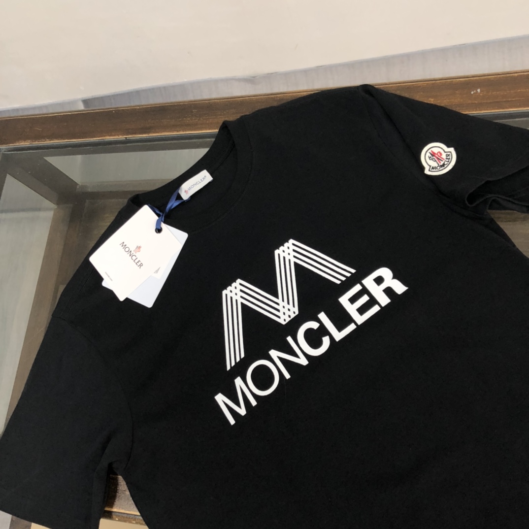 weigou_227723_2_99326539b7 P75 💥 MONCLER 蒙口 夏季新款圆领短袖T恤!270克重磅高端纯棉面料,手感质感都极完美!修身裁剪设计干净利落!时尚又好看!走线做工非常精致!版型效果超赞!而且透气性能超强!任何年龄阶段都可轻松驾驭,男士衣橱里必备的单品。 颜色: 米白 黑色 码数:M-3XL (下单请报身高体重)