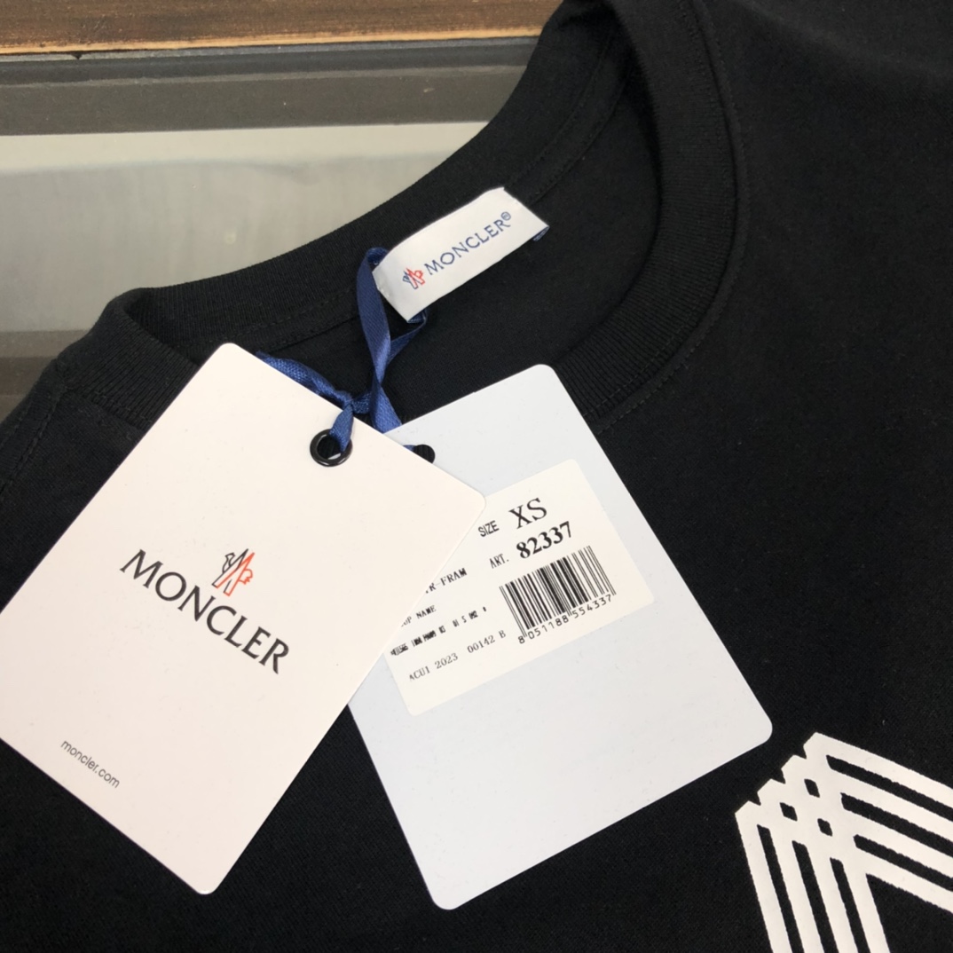 weigou_227723_3_3a5e211d26 P75 💥 MONCLER 蒙口 夏季新款圆领短袖T恤!270克重磅高端纯棉面料,手感质感都极完美!修身裁剪设计干净利落!时尚又好看!走线做工非常精致!版型效果超赞!而且透气性能超强!任何年龄阶段都可轻松驾驭,男士衣橱里必备的单品。 颜色: 米白 黑色 码数:M-3XL (下单请报身高体重)
