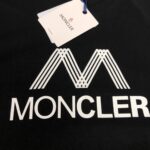 weigou_227723_4_c60a6df12f P75 💥 MONCLER 蒙口 夏季新款圆领短袖T恤!270克重磅高端纯棉面料,手感质感都极完美!修身裁剪设计干净利落!时尚又好看!走线做工非常精致!版型效果超赞!而且透气性能超强!任何年龄阶段都可轻松驾驭,男士衣橱里必备的单品。 颜色: 米白 黑色 码数:M-3XL (下单请报身高体重)