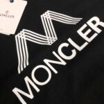 weigou_227723_5_a530eb9a38 P75 💥 MONCLER 蒙口 夏季新款圆领短袖T恤!270克重磅高端纯棉面料,手感质感都极完美!修身裁剪设计干净利落!时尚又好看!走线做工非常精致!版型效果超赞!而且透气性能超强!任何年龄阶段都可轻松驾驭,男士衣橱里必备的单品。 颜色: 米白 黑色 码数:M-3XL (下单请报身高体重)