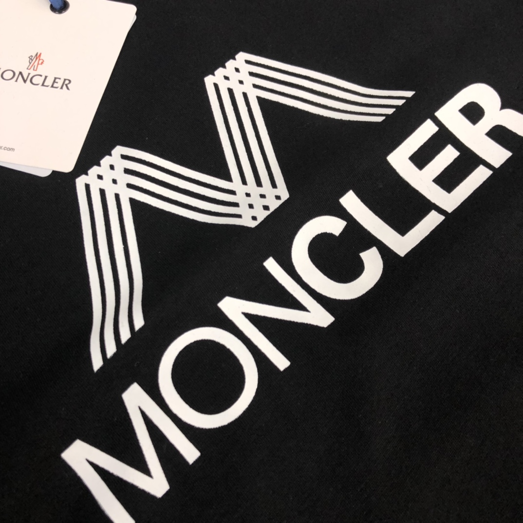 weigou_227723_5_a530eb9a38 P75 💥 MONCLER 蒙口 夏季新款圆领短袖T恤!270克重磅高端纯棉面料,手感质感都极完美!修身裁剪设计干净利落!时尚又好看!走线做工非常精致!版型效果超赞!而且透气性能超强!任何年龄阶段都可轻松驾驭,男士衣橱里必备的单品。 颜色: 米白 黑色 码数:M-3XL (下单请报身高体重)