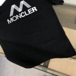 weigou_227723_6_36fd5011f1 P75 💥 MONCLER 蒙口 夏季新款圆领短袖T恤!270克重磅高端纯棉面料,手感质感都极完美!修身裁剪设计干净利落!时尚又好看!走线做工非常精致!版型效果超赞!而且透气性能超强!任何年龄阶段都可轻松驾驭,男士衣橱里必备的单品。 颜色: 米白 黑色 码数:M-3XL (下单请报身高体重)