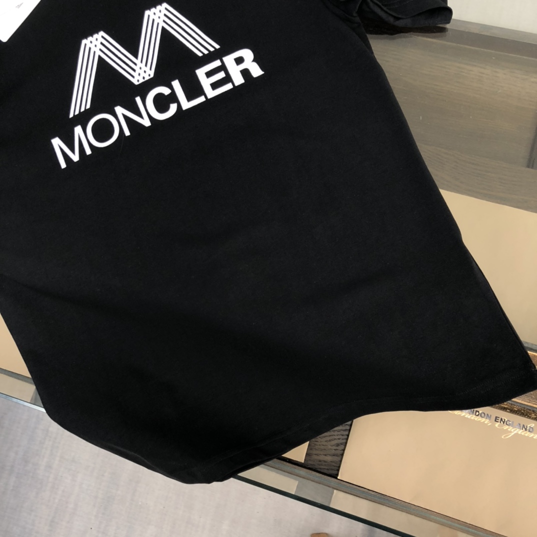 weigou_227723_6_36fd5011f1 P75 💥 MONCLER 蒙口 夏季新款圆领短袖T恤!270克重磅高端纯棉面料,手感质感都极完美!修身裁剪设计干净利落!时尚又好看!走线做工非常精致!版型效果超赞!而且透气性能超强!任何年龄阶段都可轻松驾驭,男士衣橱里必备的单品。 颜色: 米白 黑色 码数:M-3XL (下单请报身高体重)