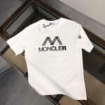 weigou_227737_0_07e26effd0 P75 💥 MONCLER 蒙口 夏季新款圆领短袖T恤!270克重磅高端纯棉面料,手感质感都极完美!修身裁剪设计干净利落!时尚又好看!走线做工非常精致!版型效果超赞!而且透气性能超强!任何年龄阶段都可轻松驾驭,男士衣橱里必备的单品。 颜色: 米白 黑色 码数:M-3XL (下单请报身高体重)