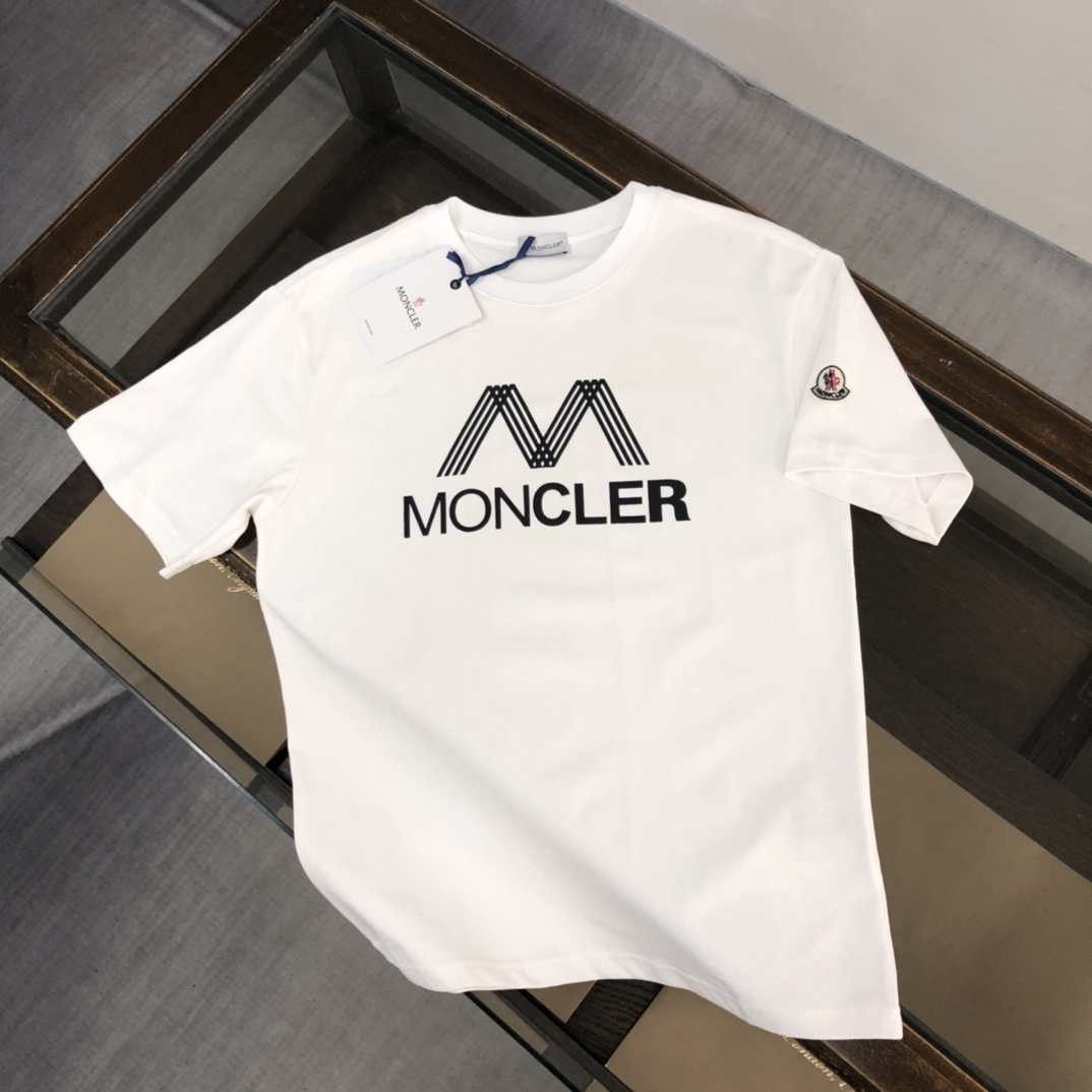 weigou_227737_0_07e26effd0 P75 💥 MONCLER 蒙口 夏季新款圆领短袖T恤!270克重磅高端纯棉面料,手感质感都极完美!修身裁剪设计干净利落!时尚又好看!走线做工非常精致!版型效果超赞!而且透气性能超强!任何年龄阶段都可轻松驾驭,男士衣橱里必备的单品。 颜色: 米白 黑色 码数:M-3XL (下单请报身高体重)