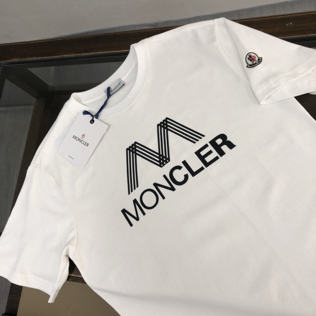 weigou_227737_2_90be14e9fd P75 💥 MONCLER 蒙口 夏季新款圆领短袖T恤!270克重磅高端纯棉面料,手感质感都极完美!修身裁剪设计干净利落!时尚又好看!走线做工非常精致!版型效果超赞!而且透气性能超强!任何年龄阶段都可轻松驾驭,男士衣橱里必备的单品。 颜色: 米白 黑色 码数:M-3XL (下单请报身高体重)